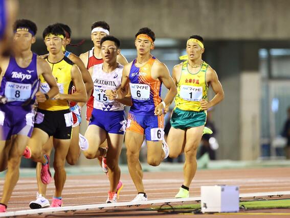 男子八種競技　５６７２点で６位に入った神田大和（開志国際・６）。最終種目１５００メートルで力走する＝７月２９日、福岡市