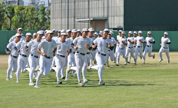 中越が大阪入り後初練習。ランニングする中越ナイン＝８月２日、兵庫県明石市二見町の三菱重工Ｗｅｓｔグラウンド