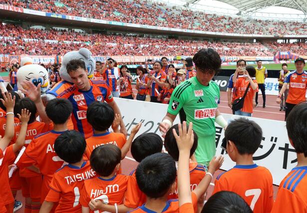 新潟－横浜Ｍ　ホームで勝利しサポーターと喜びを分かち合う新潟の選手たち＝ビッグスワン