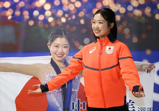 練習公開後、パネルの前でポーズを取る中井亜美＝千葉県船橋市