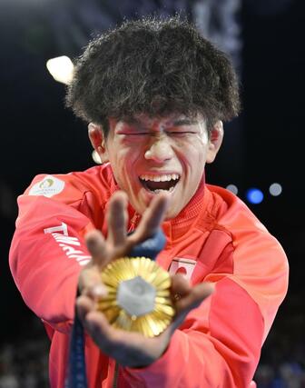 男子フリー６５キロ級で金メダルを獲得した清岡幸大郎＝パリ（共同）