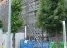 　大規模修繕工事を実施中のマンション＝４日午後、東京都千代田区
