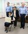 交通安全功労者表彰を受けた下村静子さん(左から2人目)=5日、加茂署