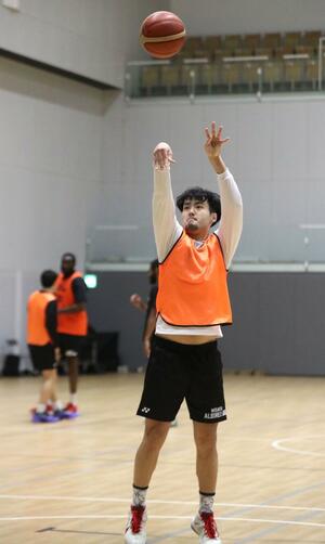 練習でフリースローを打つ特別指定選手のポーグ健=2025年1月23日、アオーレ長岡
