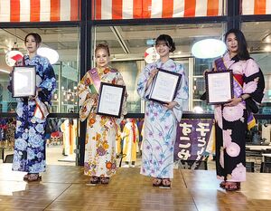 新発田市観光アンバサダーの4人。右から佐藤優乃さん、田辺美月さん、石井圭さん、居城愛美さん=新発田市中央町3