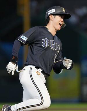 11回、決勝となる本塁打を放ち笑顔を見せるオリックス・太田=楽天モバイルパーク