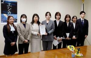 　堀井奈津子消費者庁長官（左から３人目）に提言書を渡した徳島県内の大学生グループ＝１７日午後、東京・霞が関