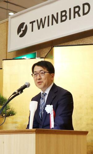 新年賀詞交換会で国内製造回帰の方針を説明したツインバードの野水重明社長=燕市