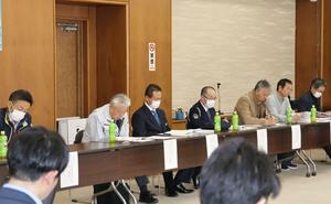 苗場線の新運賃案などが示された町地域公共交通活性化協議会=3月24日、湯沢町役場
