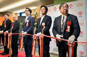 オーネクサスの開業記念式典でテープカットする未来医療推進機構の澤芳樹理事長(右端)ら=2日午後、大阪市北区