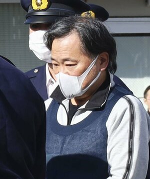 送検のため千葉県警成田署を出る容疑者＝５日午前