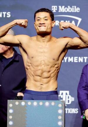 　ＷＢＡスーパーライト級タイトルマッチの前日計量をクリアした平岡アンディ＝２０日、ラスベガス（ゲッティ＝共同）