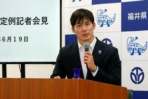 記者会見する福井県の石田嵩人知事=19日午前