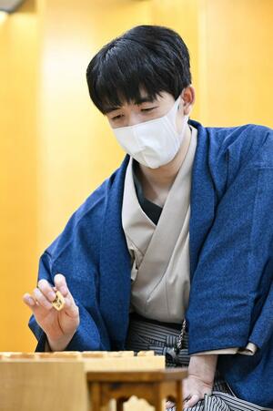 将棋の第50期棋王戦コナミグループ杯5番勝負第2局で勝利し、対局を振り返る藤井聡太棋王=2月22日午後、金沢市の北國新聞会館