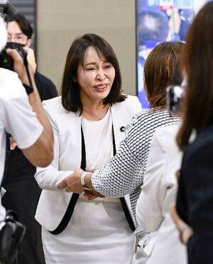 福島選挙区で当選を決め、支持者と握手する自民党の森雅子氏=20日深夜、福島市