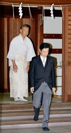 靖国神社の参拝を終えた自民党の西村元経産相=13日午前、東京・九段北