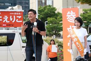 選挙期間中、来援した参政党の神谷宗幣代表(左)と支持を訴える平井恵里子氏=7日、新潟市中央区
