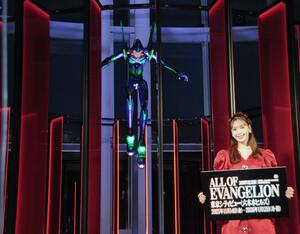 「エヴァンゲリオン」の大型フィギュアの前に立つ藤田ニコル=東京都内((c)カラー/Project Eva.(c)カラー/EVA 製作委員会 (c)カラー)