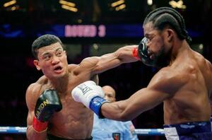 　ゲーリー・ラッセル（右）を攻める平岡アンディ＝ラスベガス（ゲッティ＝共同）