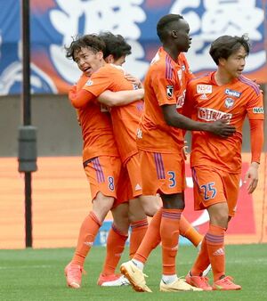 新潟－福岡　ハットトリックを達成して逆転し、チームメートと抱き合うＭＦ伊藤涼太郎（左から２人目）＝ビッグスワン（写真映像部・永井隆司）