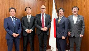 　ターク国連人権高等弁務官（中央）と面会した、拉致被害者家族会代表の横田拓也さん（右から２人目）ら＝１５日午前、内閣府（内閣官房拉致問題対策本部事務局提供）