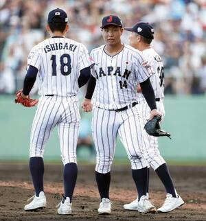 4回、米国に先制を許し降板する末吉(中央)=沖縄セルラー