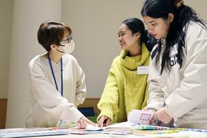 外国籍の生徒らと談笑する小池由香さん（左）＝新発田市諏訪町１