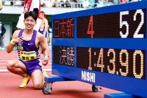 　男子８００メートル決勝（タイムレース）で１分４３秒９０の日本記録で優勝した落合晃＝静岡スタジアム