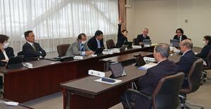 中子町有地売却に関する議案を否決した湯沢町議会の特別委員会=2月12日、湯沢町役場