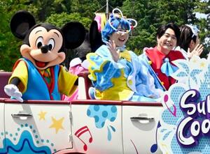 報道陣に公開された、東京ディズニーランドと東京ディズニーシーで始まる夏のイベントで観客の前に登場した、ミッキーと「Mrs. GREEN APPLE(ミセス・グリーン・アップル)」=1日午前、千葉県浦安市