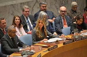 　国連安全保障理事会で議長として発言するトランプ米大統領の妻メラニアさん（手前中央）＝２日、米ニューヨークの国連本部（共同）