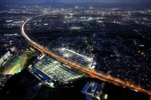 ゴールデンウイークの最終日、東京方面(下)へ向かう車で渋滞する東名高速道路の海老名サービスエリア付近=6日午後6時57分(共同通信社ヘリから)