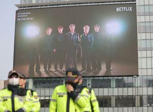 　ソウル中心部・光化門広場にある大型モニターに映し出されたＢＴＳ公演のプロモーション映像＝１１日、ソウル（聯合＝共同）