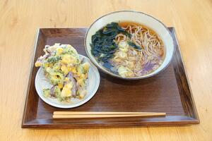 ゴーヤーやトウモロコシなど、地場産野菜をふんだんに使った「ゴーヤのかき揚げ天そば」