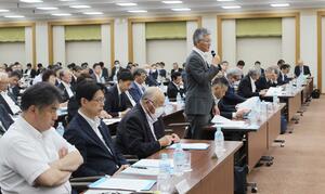 全原協の総会で意見を述べる柏崎市の桜井雅浩市長=5月22日、東京都千代田区