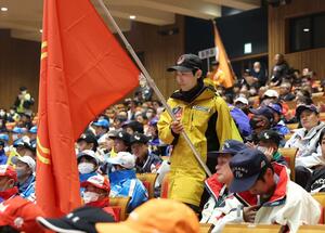 開始式で本県選手団の旗手を務めた清水礼留飛(雪印メグミルク)=山形市