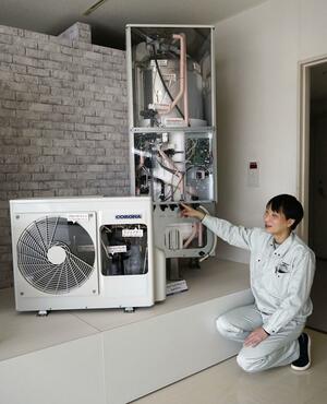 エコキュート内部を説明するコロナの阿部基さん=三条市