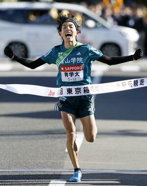 第１０２回東京箱根間往復大学駅伝で３年連続８度目の往路優勝を果たし、ガッツポーズでゴールする青学大の黒田朝日＝２日、神奈川県箱根町