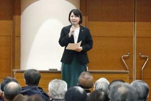 市民との対話集会で説明する前橋市の小川晶市長=15日午後、前橋市