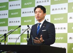 閣議後の記者会見で発言する小泉農相=20日午前、農水省