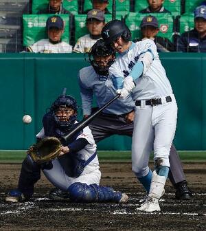 大垣日大―山梨学院 7回裏山梨学院2死満塁、石井が中前に勝ち越しの2点打を放つ。捕手高田=甲子園