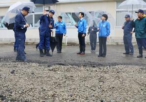 新潟市の中原八一市長から坂井輪中学校の被害状況について説明を受ける自民党本部の青年局員ら=5月13日、新潟市西区