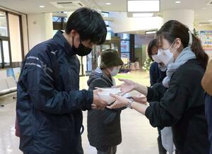 停電が長引く佐渡市で行われた、避難住民らへの炊き出し=12月24日、佐渡市赤泊