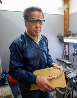　馬蹄をモチーフにしたアクセサリーを製作、販売している装蹄師の坂元高徳さん