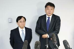 報道陣の取材に応じる東京電力ホールディングスの小林喜光会長（左）と、小早川智明社長＝９日、県庁