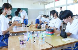 7・13水害のイベントに向けキャンドルカップに彩りを添える中之島中の3年生=長岡市中野東