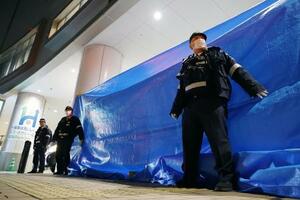 　事件のあった１４日、商業施設付近で警戒にあたる警察官＝福岡市中央区