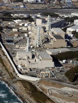 中部電力浜岡原発。手前から5号機、4号機、3号機、2号機、1号機=1月、静岡県御前崎市