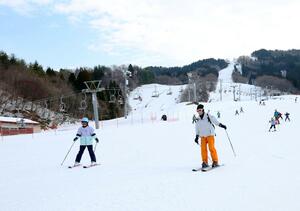 長岡市営スキー場で滑走を楽しむ来場者＝１７日、長岡市栖吉町