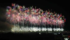 2023年の長岡まつり大花火大会の様子=23年8月2日、長岡市